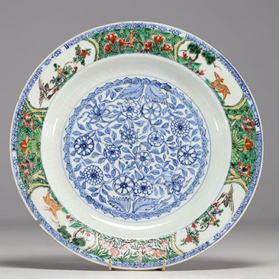 Chine - Assiette en porcelaine polychrome famille verte à décor floral, Dynastie Qing, époque Kangxi.