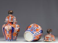 Japan - Pair of Imari covered potiches, 19th century.