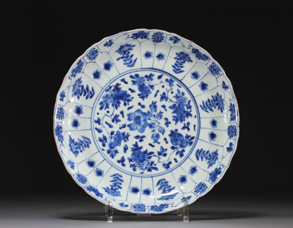 China - White-blue porcelain plate, floral design, Kangxi period and brand.