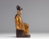 Sculpture d'un personnage traditionnel chinois en bois doré provenant de chine du XVIIIe siècle