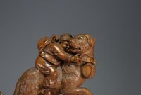 Wooden sculpture from the Black Forest ‘Young boy saved by a dog’, Swiss work from the late 19th century.