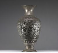 Persia - Very imposing silver-plated metal vase decorated with figures, circa 1900.