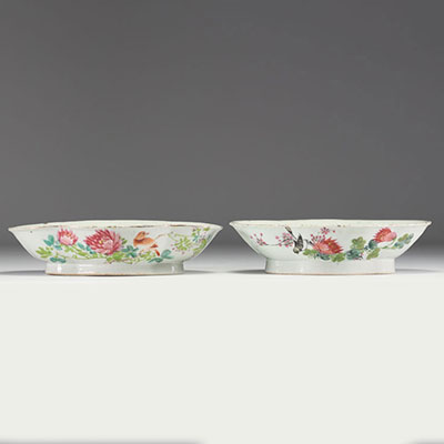 Chine - Paire de plats en porcelaine polychrome à décor d'oiseaux, de pivoines et poème calligraphié.