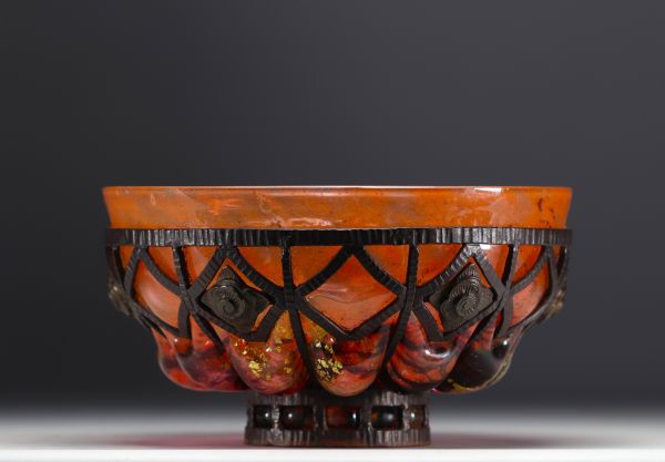 DAUM Nancy et Louis MAJORELLE (1859-1926) - Grande coupe en verre jaspé et orangé.