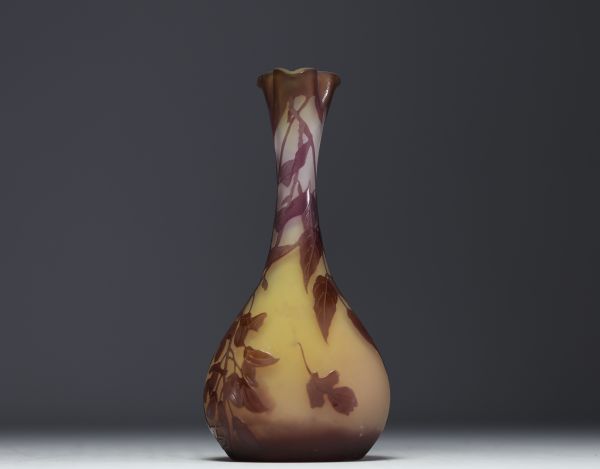 Émile GALLÉ (1846-1904) Vase au col trilobé en verre multicouche dégagé à l'acide à décor de glycine, signé.