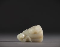 Chine - Pendentif en Jade blanc sculpté en forme de fruit surmonté d'un jeune enfant.