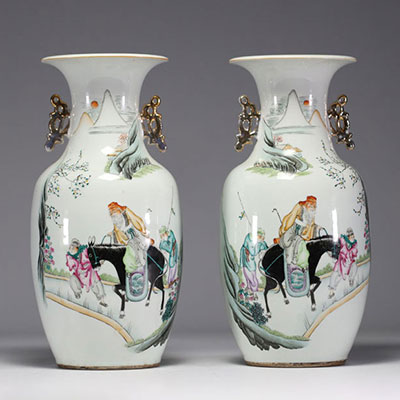 Chine - Paire de vases en porcelaine polychrome à décor de sages et poèmes, début XXème.