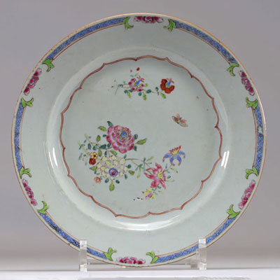 Assiette en porcelaine de chine famille rose XVIIIème