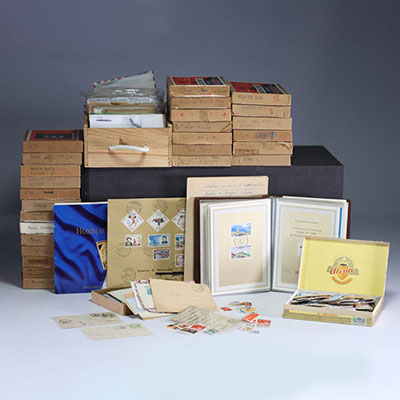 Set of various stamp albums and documents from China and around the world.