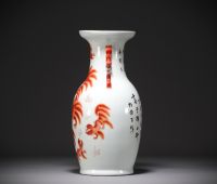 Chine - Grand vase en porcelaine à décor de chien de Fô et calligraphies.