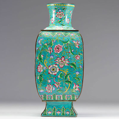 Vase cloisonné sur fond vert à décor de fleurs travail chinois vers 1900