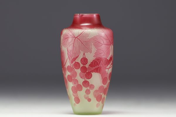 Paul NICOLAS ( 1875-1952) d'Argental - Vase en verre multicouche dégagé à l'acide à décor floral, signé.