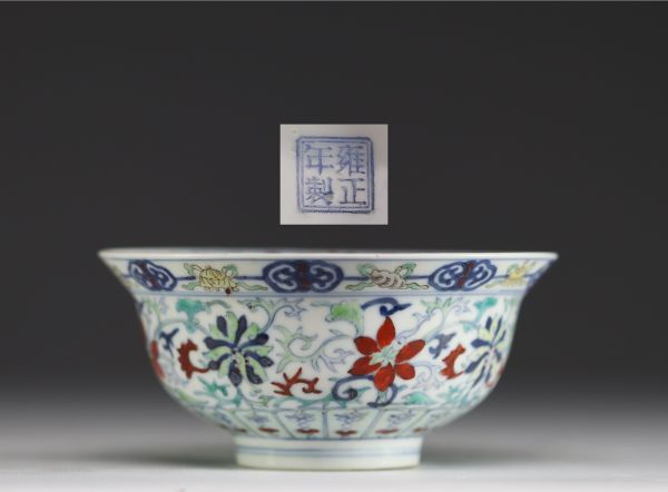 Chine - Bol en porcelaine Doucai à décor de fleurs, marque Yongzheng sous la pièce.