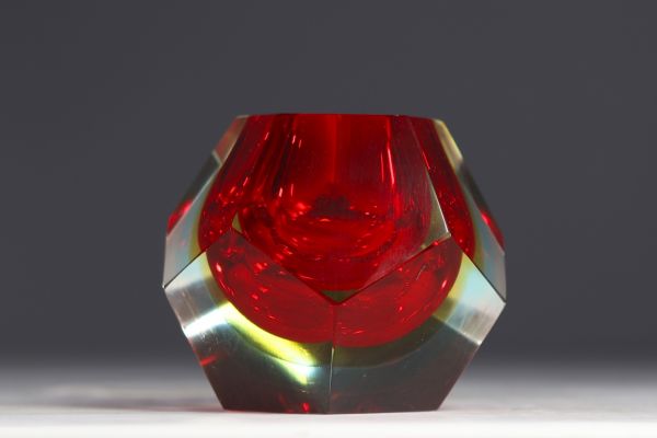 Flavio POLI (1900-1984) pour Luigi Mandruzzato Murano - Vase verre submergé à facettes géométriques, de couleur rouge, vers 1950-60.