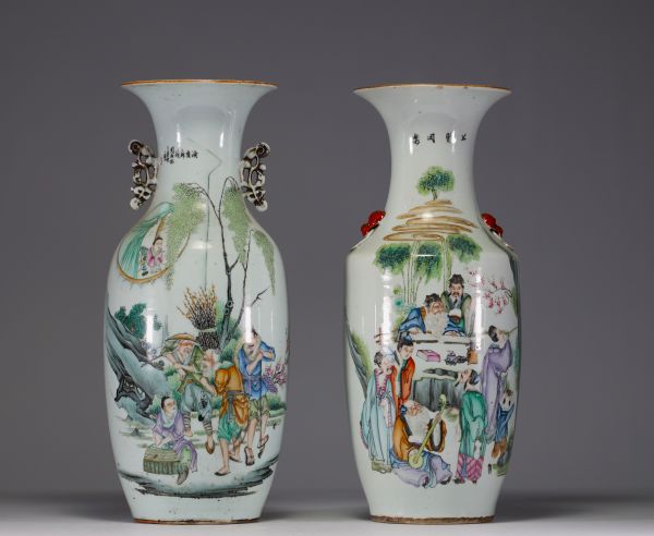 Chine - Ensemble de deux vases en porcelaine à décor de personnages.