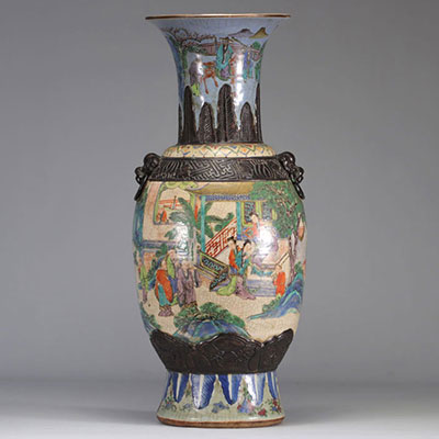 Grand vase en porcelaine de Nankin à décor de personnages du XIXe siècle