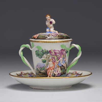 Tasse trembleuse de Capodimonte (IT) avec un décor en relief