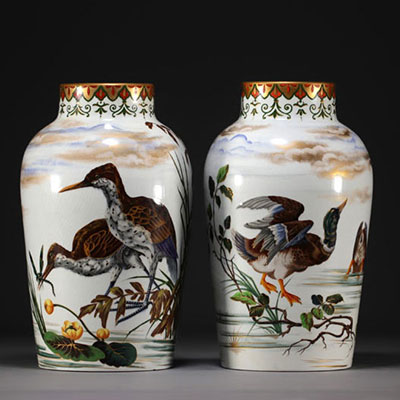 Taxile DOAT (1851-1938) - Paire de vases japonisants en porcelaine à décor d'oiseaux, vers 1900.