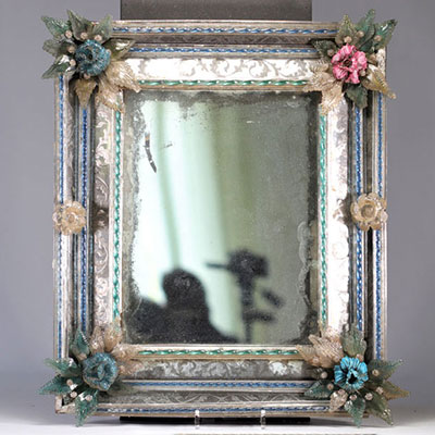 Rare miroir Italien à décor de feuilles et fleurettes du XVIIIe siècle