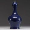 Chine - Vase suantouping en porcelaine monochrome bleue, Dynastie Qing.