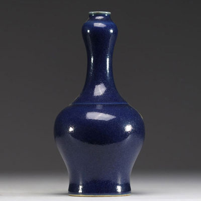 Chine - Vase suantouping en porcelaine monochrome bleue, Dynastie Qing.