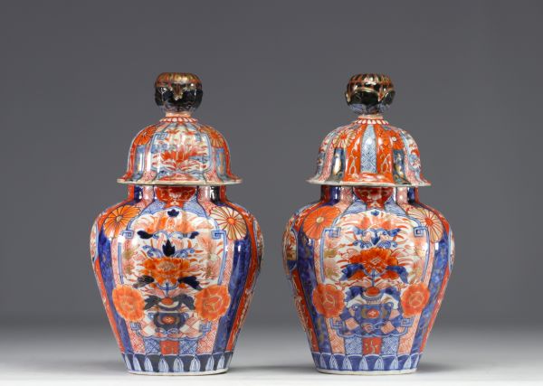 Japon - Paire de potiches couvertes Imari, XIXe siècle.