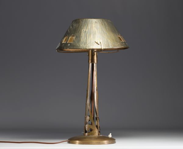 Art Nouveau Jugendstil brass and copper table lamp with hammered brass and glass shade, circa 1900.