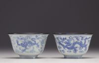 China - Pair of small Imperial bowls Ming in blue and white porcelain decorated with dragons, mark and period Cheng Hua (CHENGHUA 1465-1487).