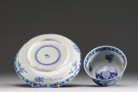 Chine - Bol et assiette en porcelaine blanc bleu à décor floral, marque sous la pièce, XVIIème.