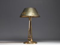 Lampe de table Art Nouveau, Jugendstil, en laiton et cuivre, abat jour en laiton martelé et verre, vers 1900.