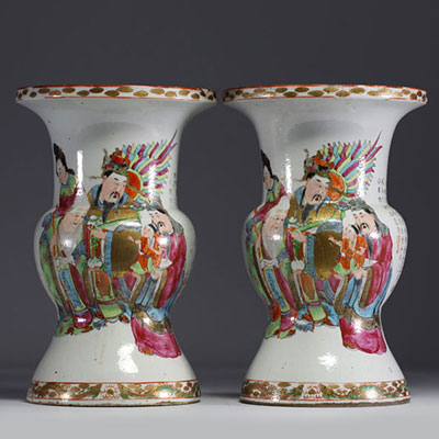 Chine - Paire de vases en porcelaine famille rose à décor de dignitaires, courtisanes et poèmes, époque XIXème.