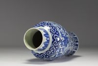 Chine - Vase en porcelaine blanc bleu à décor de fleurs, d'époque transition.