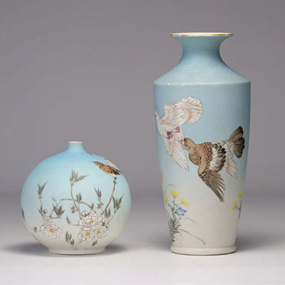 (2) Vases en porcelaine provenant du Japon à décor d'oiseaux en vole