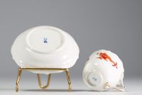 Meissen - Ensemble de 12 tasses et sous tasses en porcelaine polychrome à décor de dragons, marque aux épées sous les pièces.