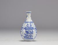 A small white and blue vase with flower decoration from the Kangxi period (1661-1722)