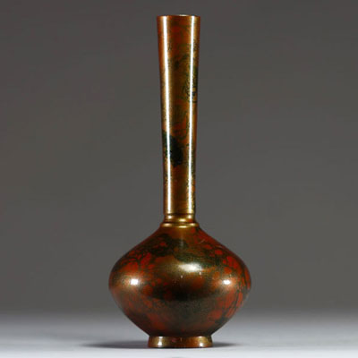 Japon - Vase en bronze, technique Murashido à patine rouge et or, période Taishō, XXème, marque sous la pièce.