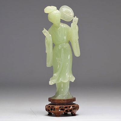 Sculpture en jade vert jeune femme à l'éventail XXème