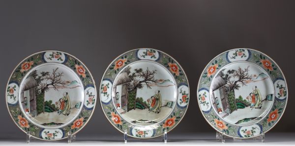 Chine - Ensemble de trois assiettes en porcelaine polychrome famille verte à décor de personnages, XVIIIème.