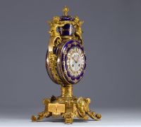 Rare pendule en porcelaine de Sèvres et bronze doré à décor d'angelots.