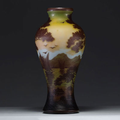 D’AURYS manufacture Wilhem Kralik Sohn (1881-1940) - Grand vase en verre multicouche dégagé à l'acide à décor d'un lac et bateaux, signé.