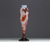 D'ARGENTAL - Paul NICOLAS (1875-1952) Vase en verre multicouche dégagé à l'acide au décor de feuilles de pavot, signé.