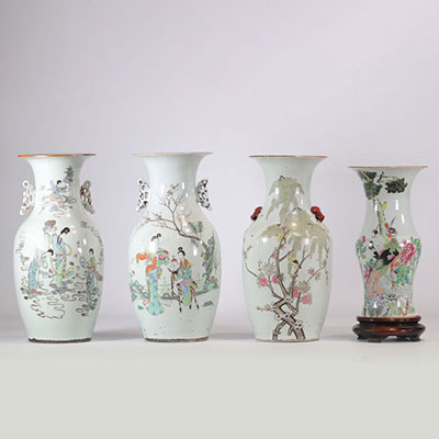 (4) Lot de quatre vases en porcelaine de chine à décor de personnages et de paysages vers 1900