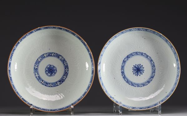 Chine - Paire d'assiettes en porcelaine blanc bleu, XVIIIème.