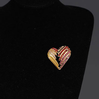 SCHIAPARELLI - Heart brooch with multicoloured rhinestones.
