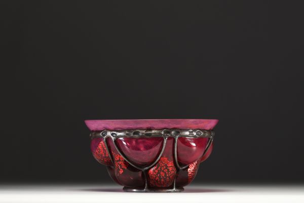 DAUM Nancy et Louis MAJORELLE (1859-1926) - Coupe en verre soufflé rouge rosé à inclusion et monture en fer forgé Majorelle, signée.