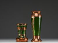 GRÄFLICH HARRACH'SCHE GLASFABRIK - Ensemble de deux vases Jugendstil en verre soufflé et métal cuivré, vers 1900.