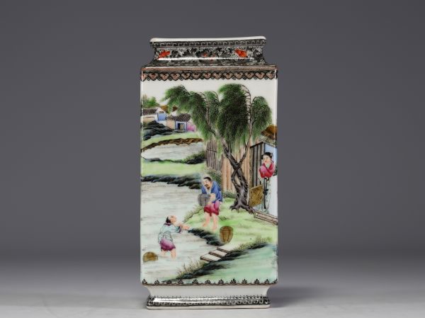 Chine - Vase en porcelaine polychrome à décor de personnage, époque République.