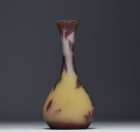 Émile GALLÉ (1846-1904) Vase au col trilobé en verre multicouche dégagé à l'acide à décor de glycine, signé.