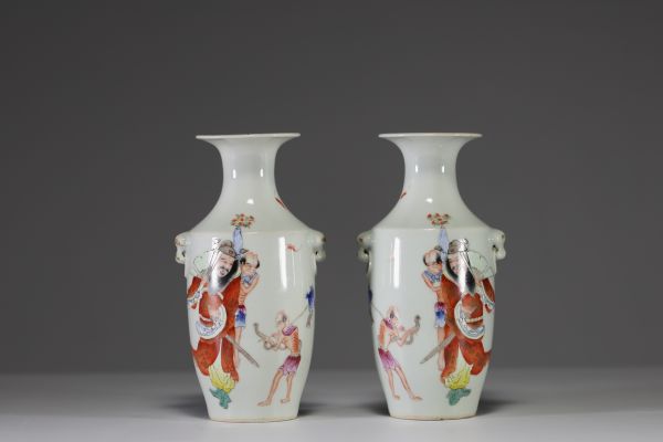 Chine - Paire de vases en porcelaine polychrome famille rose à décor de personnages et poème, période République, marque sous les pièces.