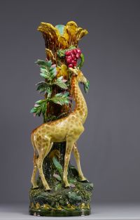 Imposing giraffe slip vase, glazed ceramic with floral decoration, late 19th century.